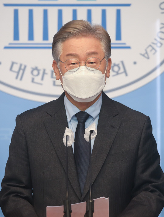 이재명 경기도지사가 8일 국회 소통관에서 긴급기자회견을 열고 네거티브 중단을 선언하고 있다. 연합뉴스